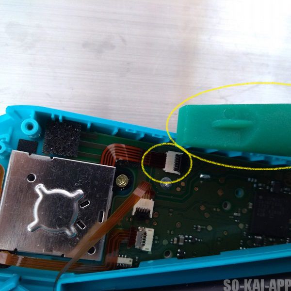 Nintendo Switch の Joy-Con(左) のスティックを交換して配線を差し込んだところ。緑の工具を使って差し込んだ。